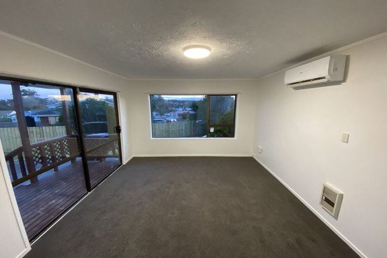 Photo of property in 17 Brougham Place, West Harbour, Auckland, 0618
