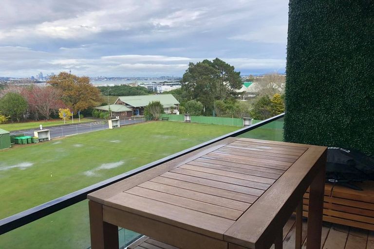 Photo of property in Frank Sargeson Apts, 205/80 Anzac Street, Takapuna, Auckland, 0622