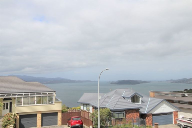 Photo of property in 59 Dress Circle, Newlands, Wellington, 6037