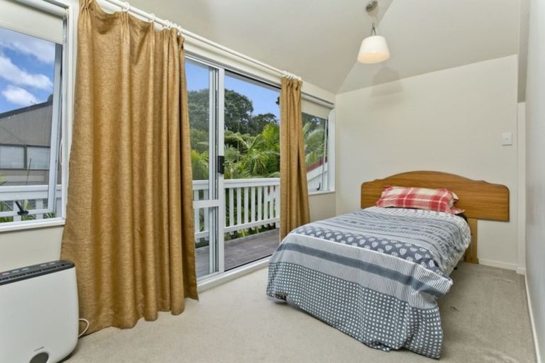 Photo of property in 1/5 Wyvern Place, Glenfield, Auckland, 0629