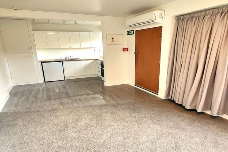 Photo of property in 2/8 Governor Road, Northland, Wellington, 6012