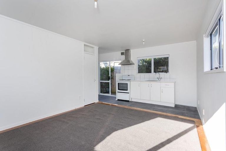 Photo of property in 126 Archibald Road, Kelston, Auckland, 0602