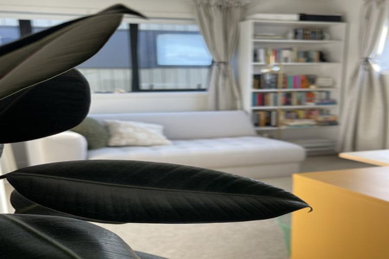 Photo of property in 5/35 Garadice Road, Rothesay Bay, Auckland, 0630