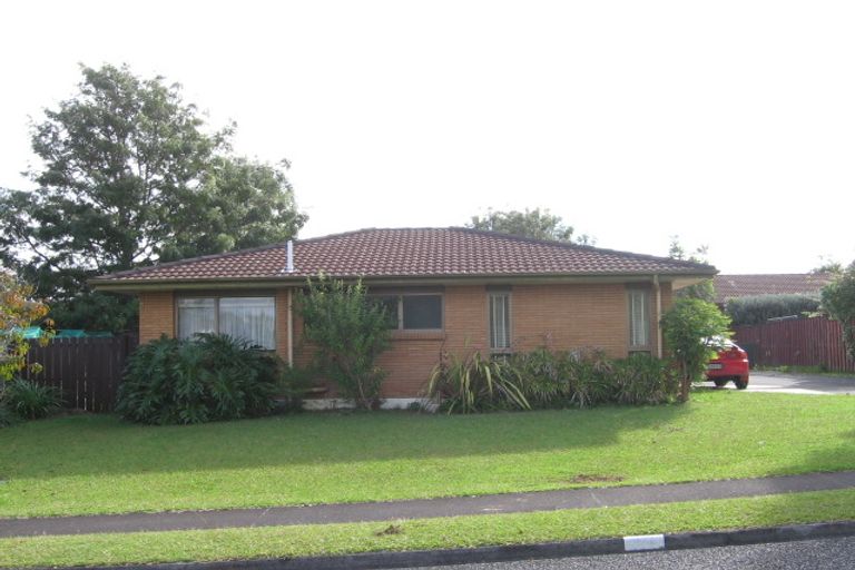 Photo of property in 1/4 Jillteresa Crescent, Half Moon Bay, Auckland, 2012