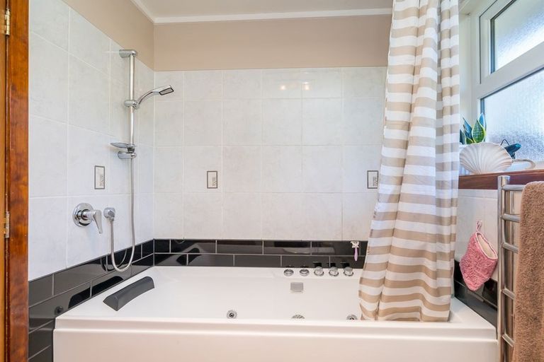 Photo of property in 6 Clyde Street, Kinmont Park, Mosgiel, 9024