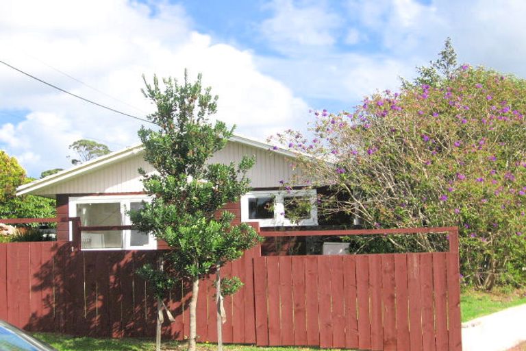 Photo of property in 16 Robert Burke Place, Henderson, Auckland, 0612