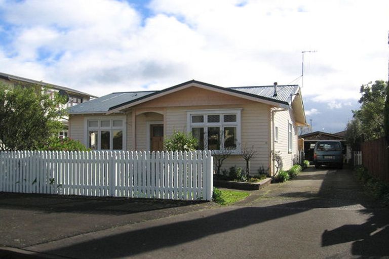 Photo of property in 35 Florence Avenue, Palmerston North, 4414