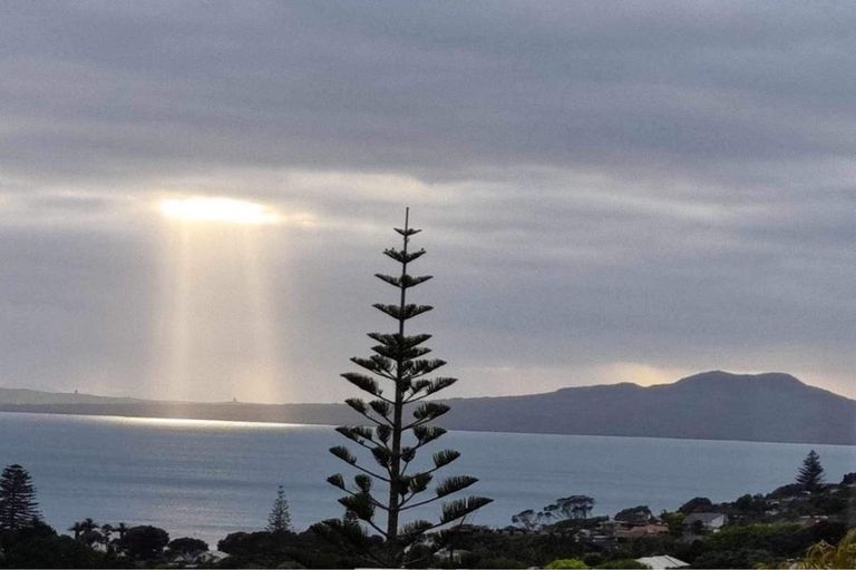 Photo of property in 2/6 Calypso Place, Rothesay Bay, Auckland, 0630