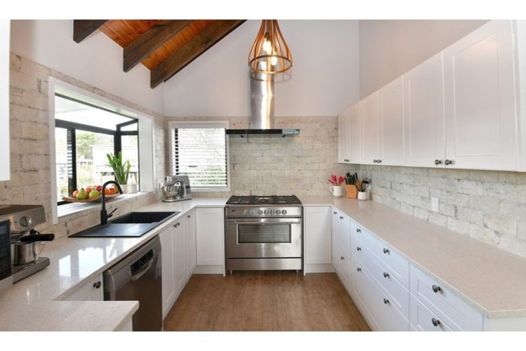 Photo of property in 11 Moffat Road, Red Beach, 0932