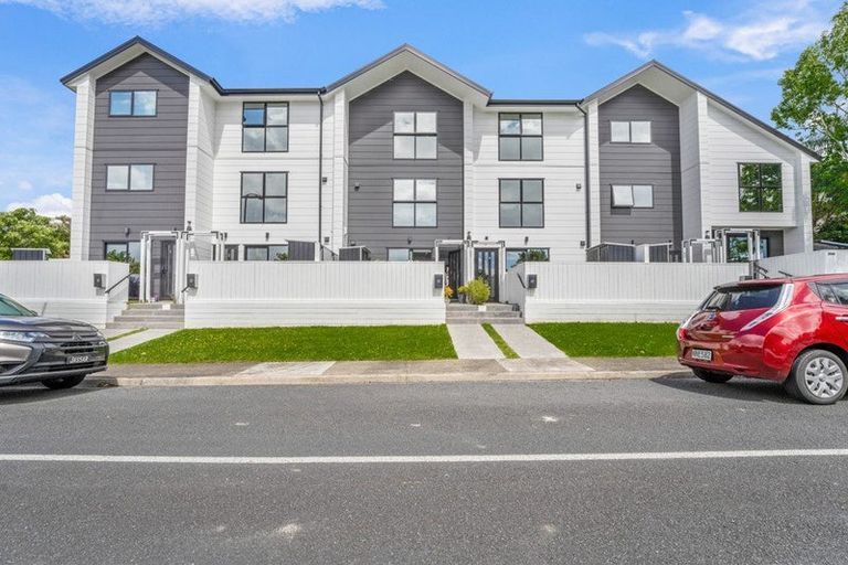 Photo of property in 3/2 Jadewynn Drive, Massey, Auckland, 0614