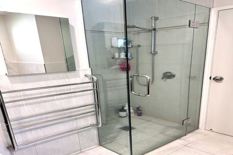 Photo of property in 2/20 Malters Place, Browns Bay, Auckland, 0630