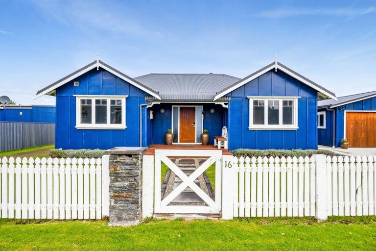 Photo of property in 16 Hector Place, Opunake, 4616