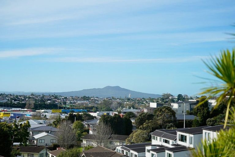 Photo of property in 10 Tusac Place, Totara Vale, Auckland, 0627