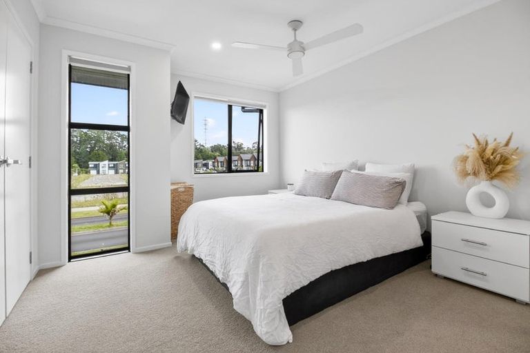 Photo of property in 54 Papatupu Way, Kumeu, 0810