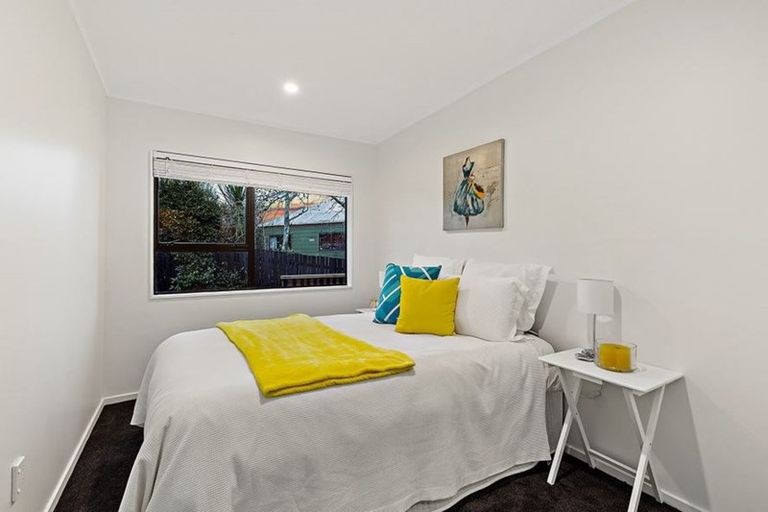 Photo of property in 2/2 Oreil Avenue, West Harbour, Auckland, 0618