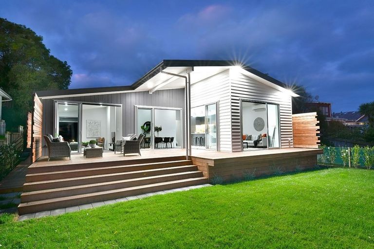 Photo of property in 17 Shakespear Road, Army Bay, Whangaparaoa, 0930