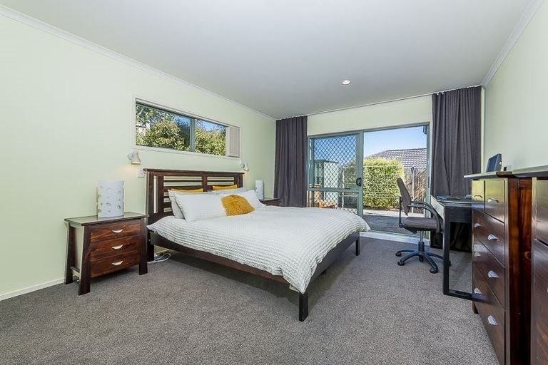 Photo of property in 2a Renata Crescent, Te Atatu Peninsula, Auckland, 0610