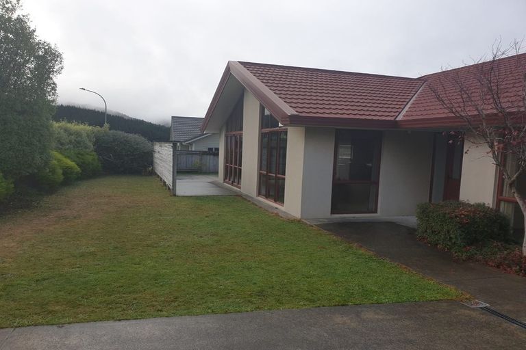 Photo of property in 37 Mcewen Crescent, Riverstone Terraces, Upper Hutt, 5018