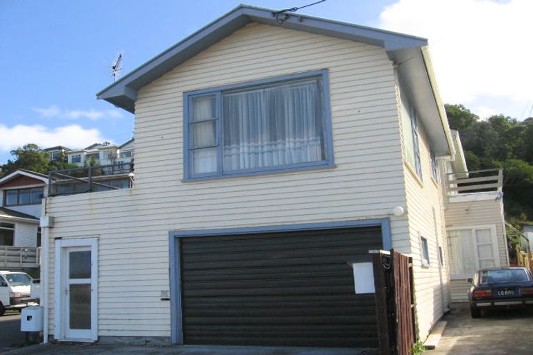 Photo of property in 76 Queens Drive, Lyall Bay, Wellington, 6022