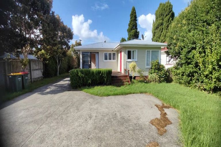 Photo of property in 3 Yeovil Road, Te Atatu Peninsula, Auckland, 0610