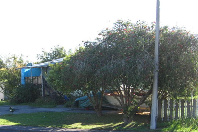 Photo of property in 102 Moire Road, West Harbour, Auckland, 0618