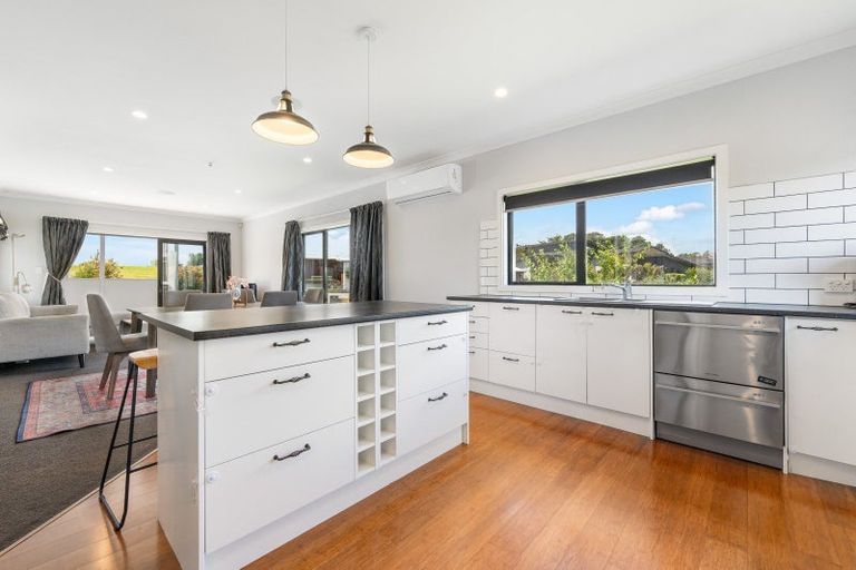 Photo of property in 1 Vaucluse Heights, Fitzherbert, Palmerston North, 4410