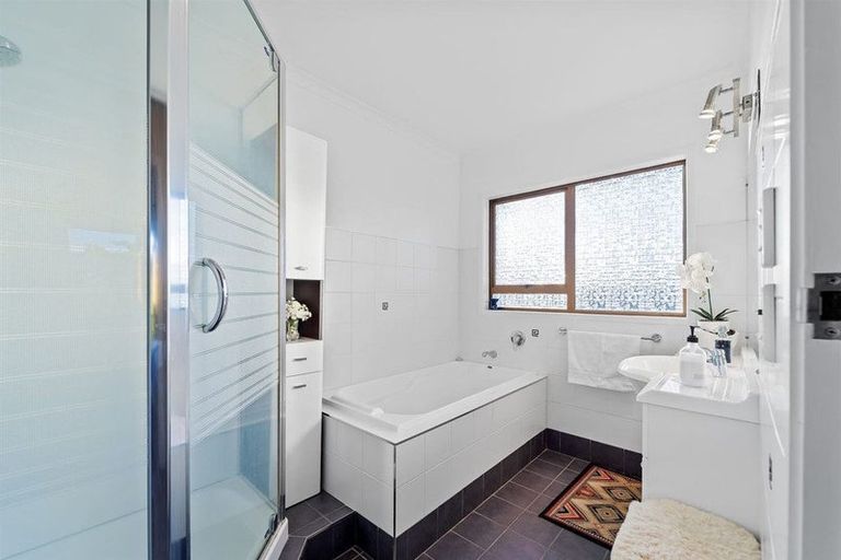 Photo of property in 100 Becroft Drive, Forrest Hill, Auckland, 0620