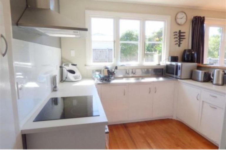 Photo of property in 9 Tarahua Road, Vogeltown, New Plymouth, 4310