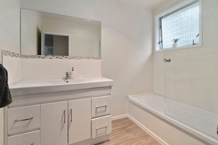 Photo of property in 23 Claverdon Drive, Massey, Auckland, 0614