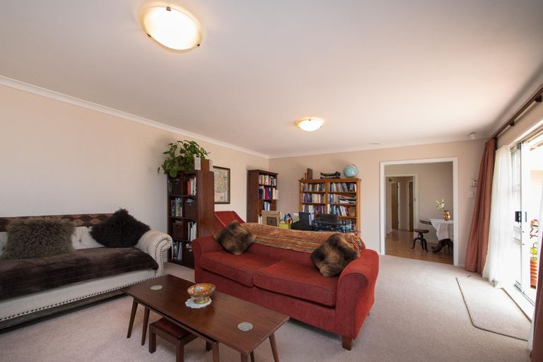 Photo of property in 30 Battersea Place, Roslyn, Palmerston North, 4414