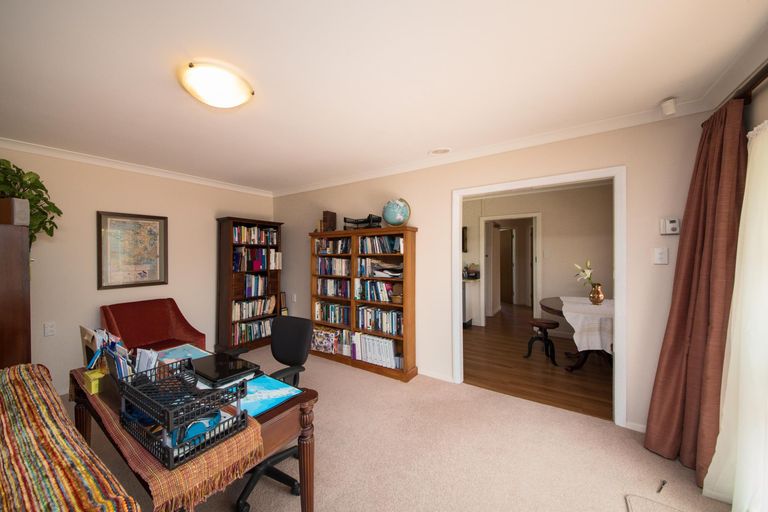 Photo of property in 30 Battersea Place, Roslyn, Palmerston North, 4414