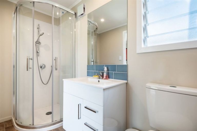 Photo of property in 17 Gladstone Road, Northcote, Auckland, 0627