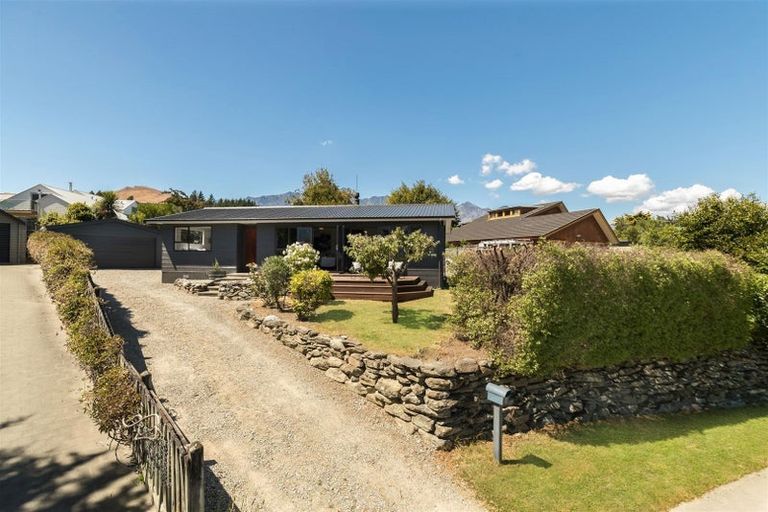 Photo of property in 7 Larch Court, Kelvin Heights, Queenstown, 9300