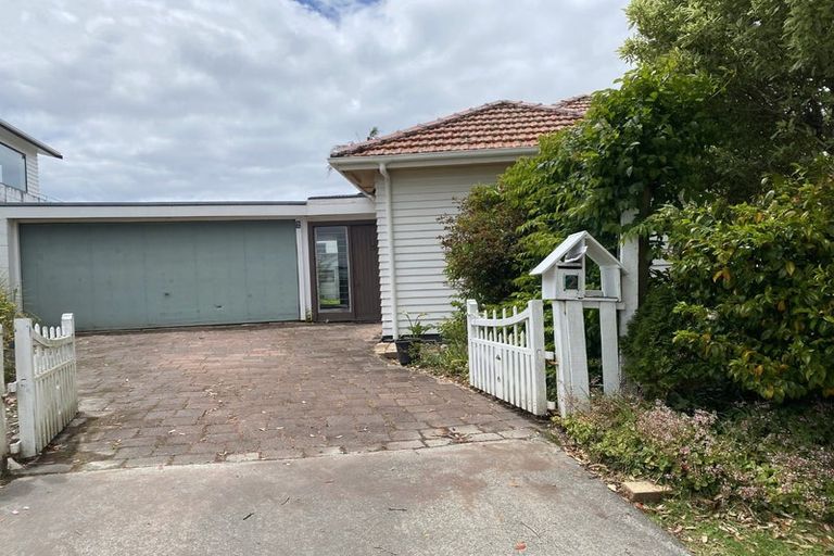 Photo of property in 2 Clifton Road, Waiake, Auckland, 0630