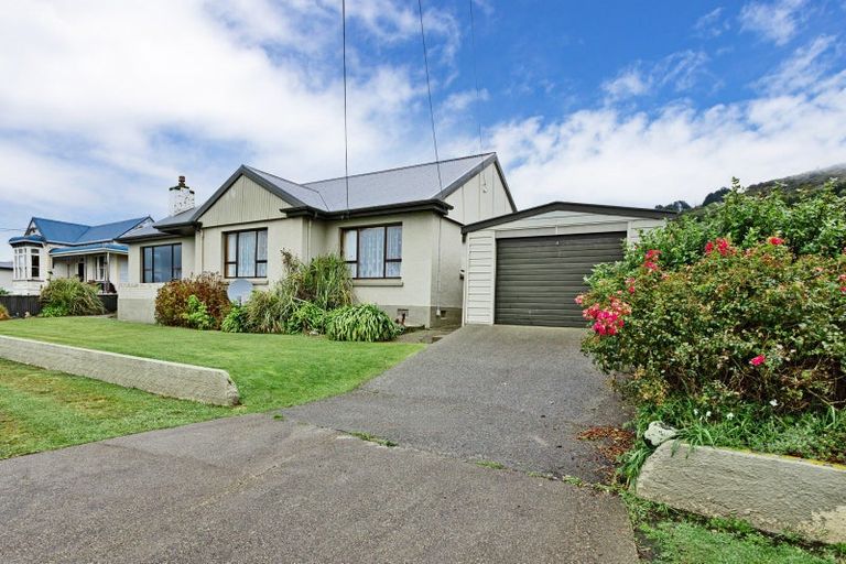 Photo of property in 180 Marine Parade, Bluff, 9814