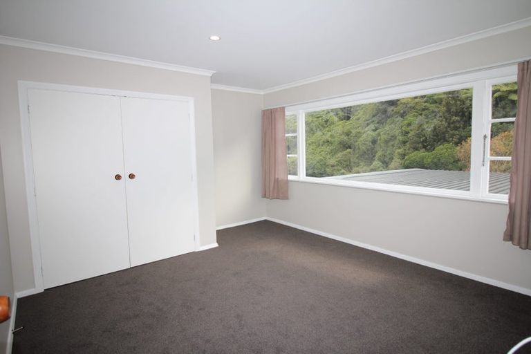 Photo of property in 52 Newlands Road, Newlands, Wellington, 6037