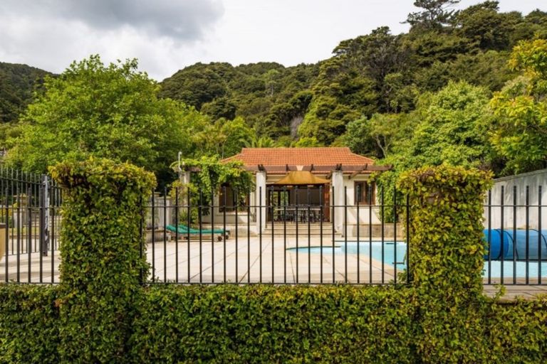 Photo of property in 60 Cheviot Road, Lowry Bay, Lower Hutt, 5013