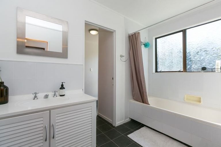 Photo of property in 3 Lindaver Grove, Merrilands, New Plymouth, 4312