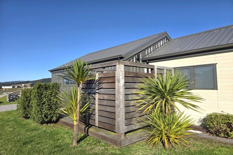 Photo of property in 2 Motutere Drive, Matarangi, 3592