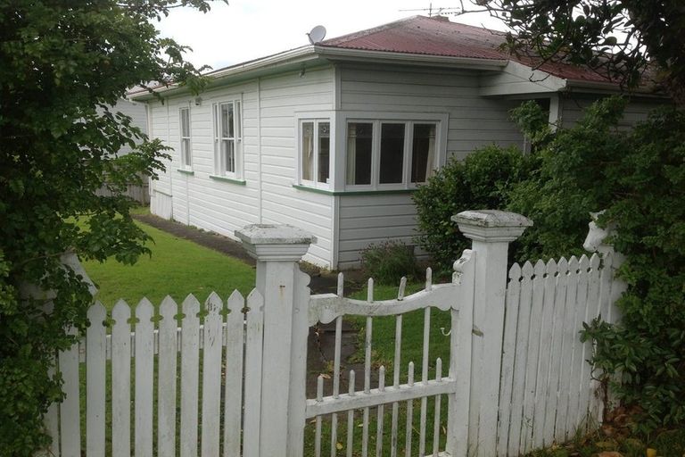 Photo of property in 4 Fairfax Avenue, Northcote, Auckland, 0627