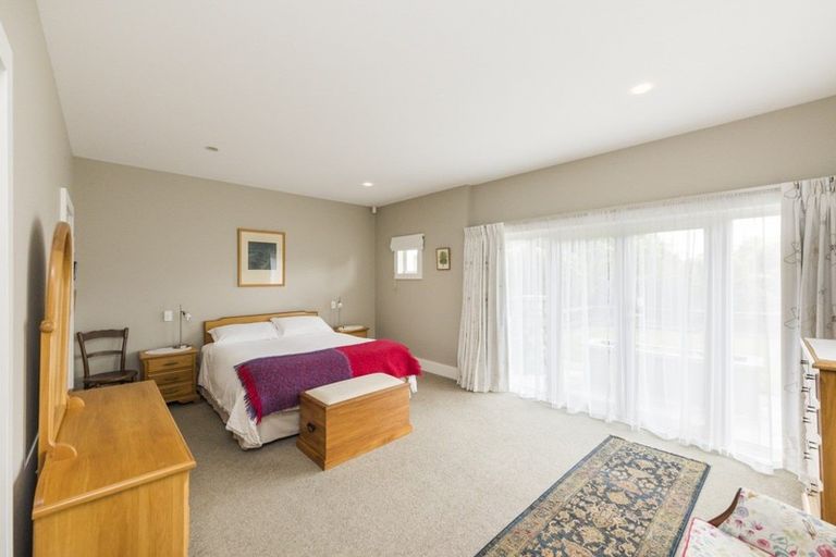 Photo of property in 8 Fairway Grove, Hokowhitu, Palmerston North, 4410