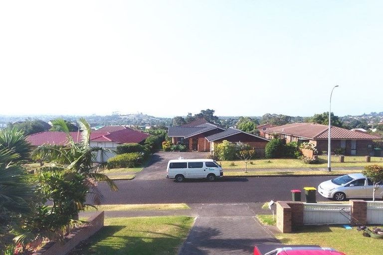 Photo of property in 62 Dalwhinnie Parade, Highland Park, Auckland, 2010