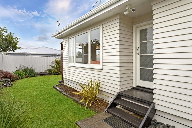 Photo of property in 2/99 Hobsonville Road, West Harbour, Auckland, 0618