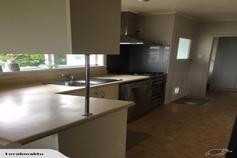 Photo of property in 5 Quigley Street, Newlands, Wellington, 6037