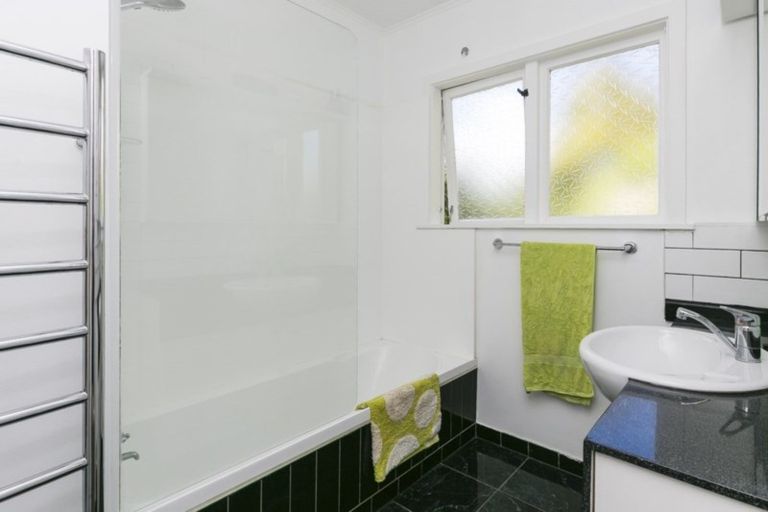 Photo of property in 9 Blandford Way, Newlands, Wellington, 6037