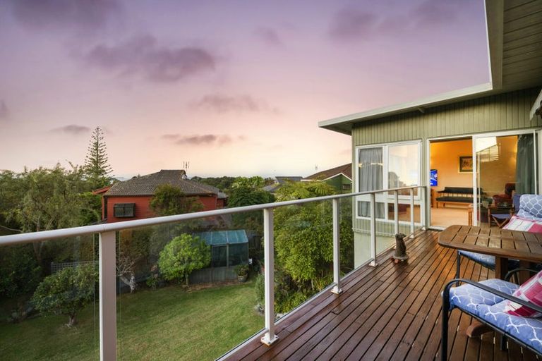Photo of property in 1/47 Eastcliffe Road, Castor Bay, Auckland, 0620