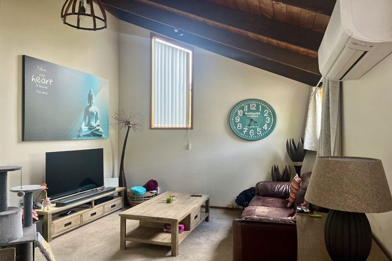 Photo of property in 2/69 Saddleback Rise, Murrays Bay, Auckland, 0630