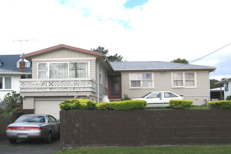 Photo of property in 28 Chilcott Road, Henderson, Auckland, 0612