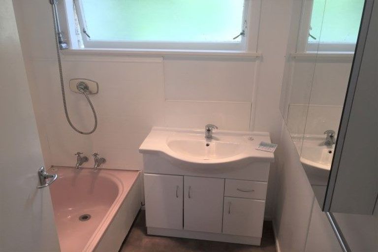 Photo of property in 262 Hepburn Road, Glendene, Auckland, 0602