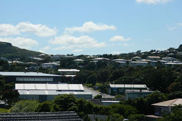 Photo of property in 3 Merritt Way, Newlands, Wellington, 6037